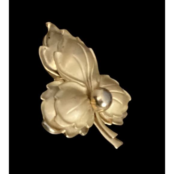 Vintage Oak Leaf Brooch Pin 2.5" Wide Gold Tone Unsigned - Picture 3 of 6